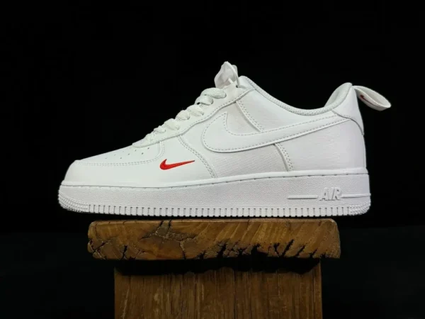 Air Force AF1 gancio piccolo bianco e rosso Nike AIR Force 1 Low Air Force One FZ7187-100