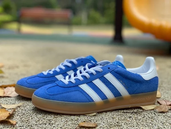 Adidas sneakers Gazelle bianche e blu Adidas Originals Gazelle sneakers moda antica HQ8717