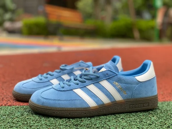 Scarpe Adidas Originals da pallamano bianche e blu Adidas Originals da pallamano con suola in gomma blu e marrone BD7632