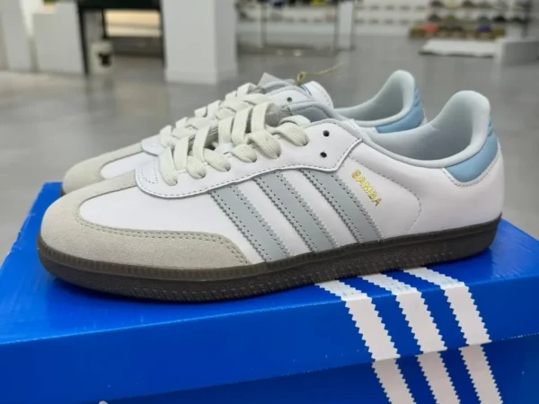 Scarpe da allenamento Adidas Originals Samba Vegan Samba ID2055 in bianco, grigio e blu