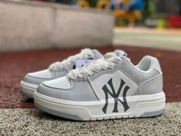 MLB bianche e grigie MLB 24SS New York Yankees retro presbiopia trendy con suola spessa, comode sneakers basse per uomo e donna in grigio