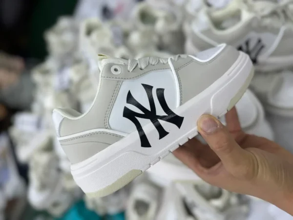 MLB bianco sporco NY MLB Chunky Liner New York Yankees sneakers casual leggere con suola spessa 3ASXCLB3N50SIS