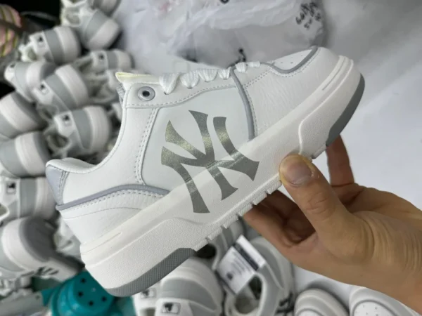 MLB bianco grigio NY MLB Chunky Liner New York Yankees sneakers casual leggere con suola spessa