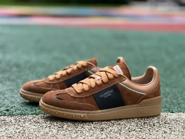 Valentino marrone Valentino UPVILLAGE sneakers basse in pelle di vitello comode e versatili bianche